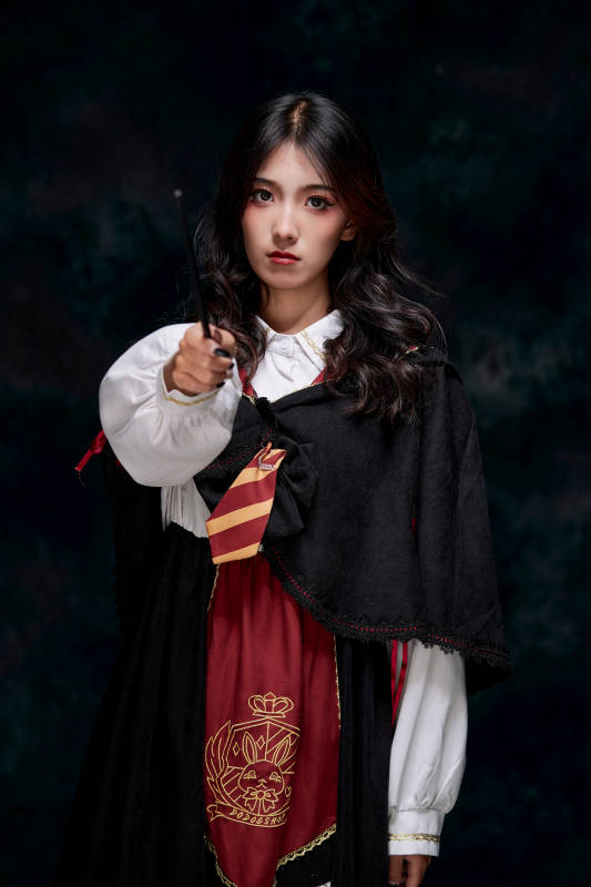 角色扮演霍格沃兹魔法学院学生的少女图片