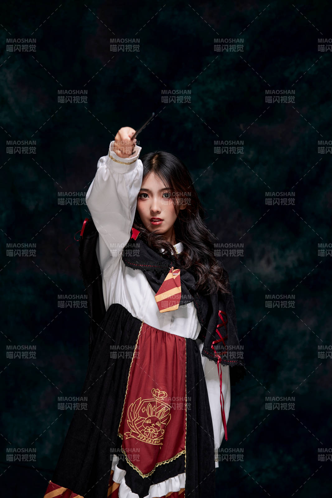 角色扮演霍格沃兹魔法学院学生的少女图片