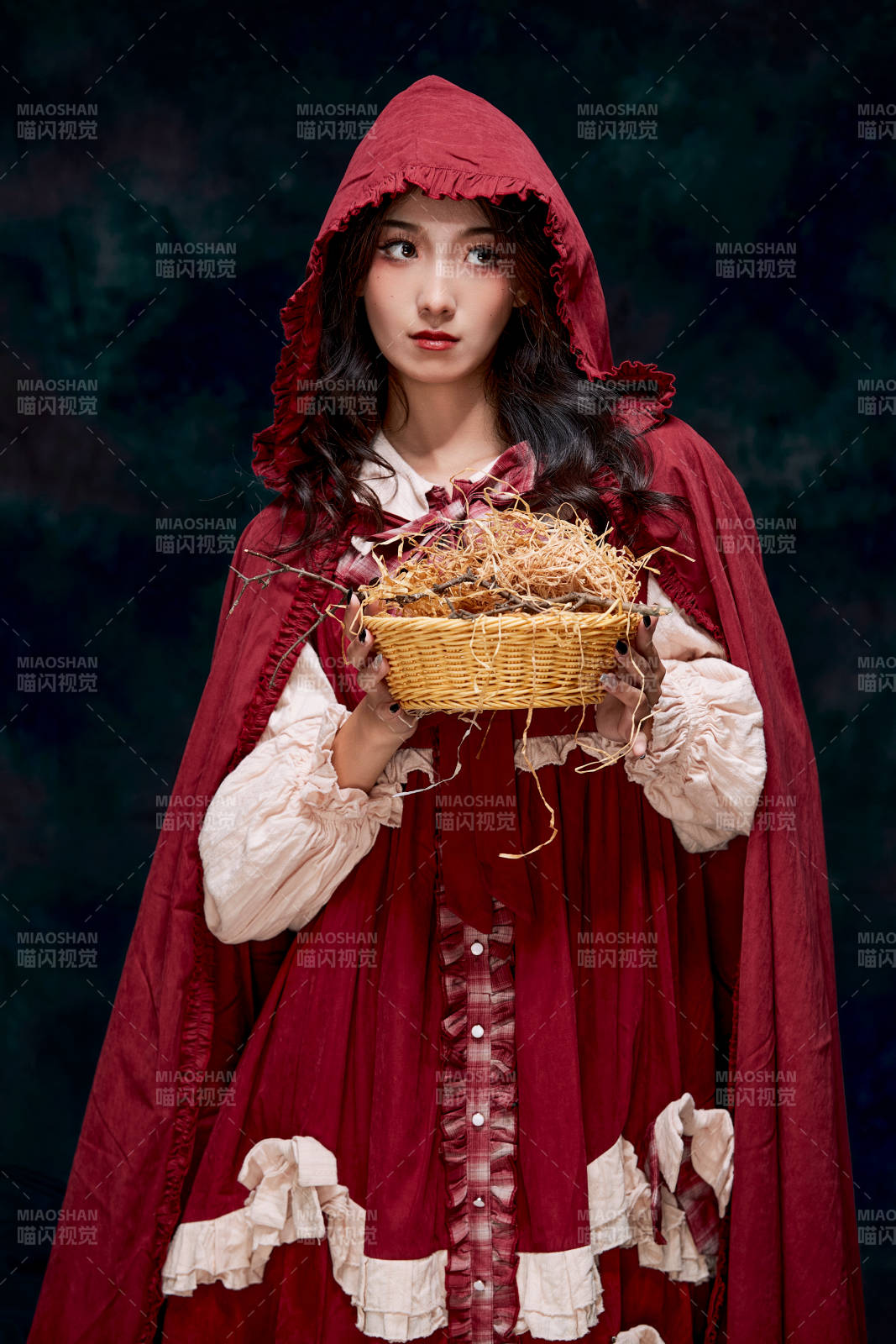 影棚内角色扮演童话人物小红帽的少女图片