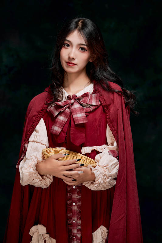 影棚内角色扮演童话人物小红帽的少女图片