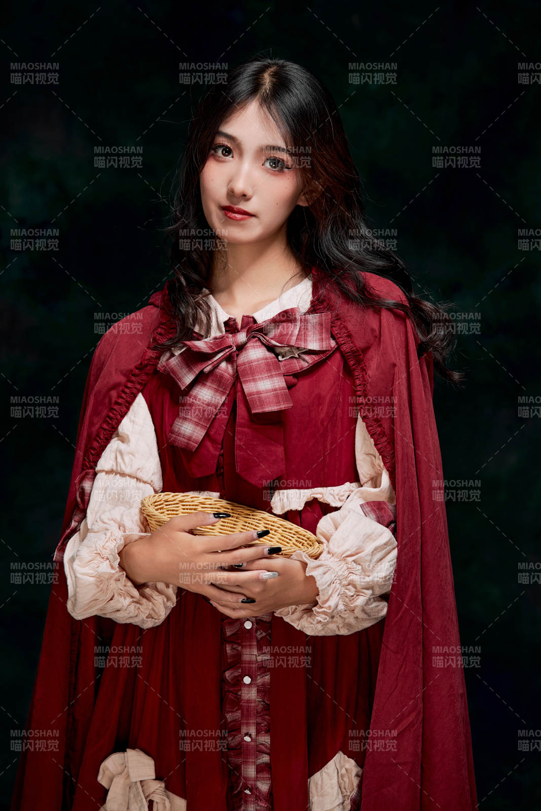 影棚内角色扮演童话人物小红帽的少女图片