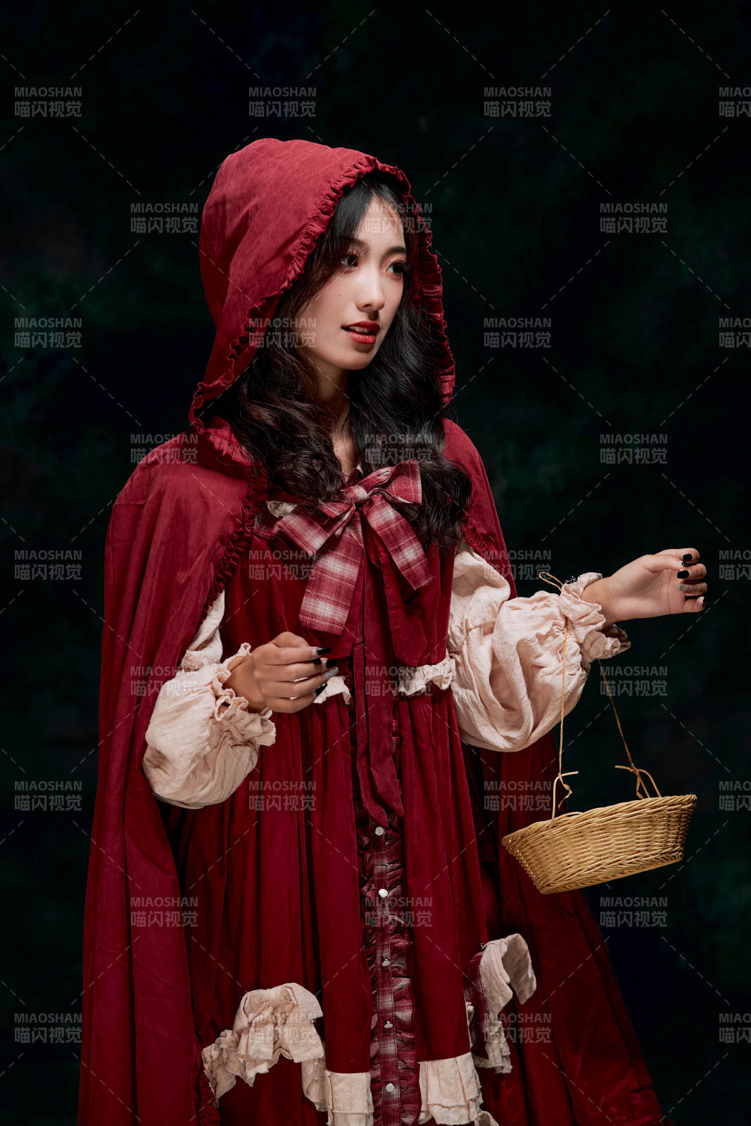 影棚内角色扮演童话人物小红帽的少女图片