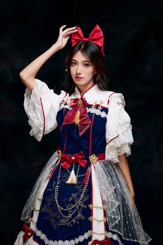 影棚内角色扮演白雪公主的少女洛丽塔图片