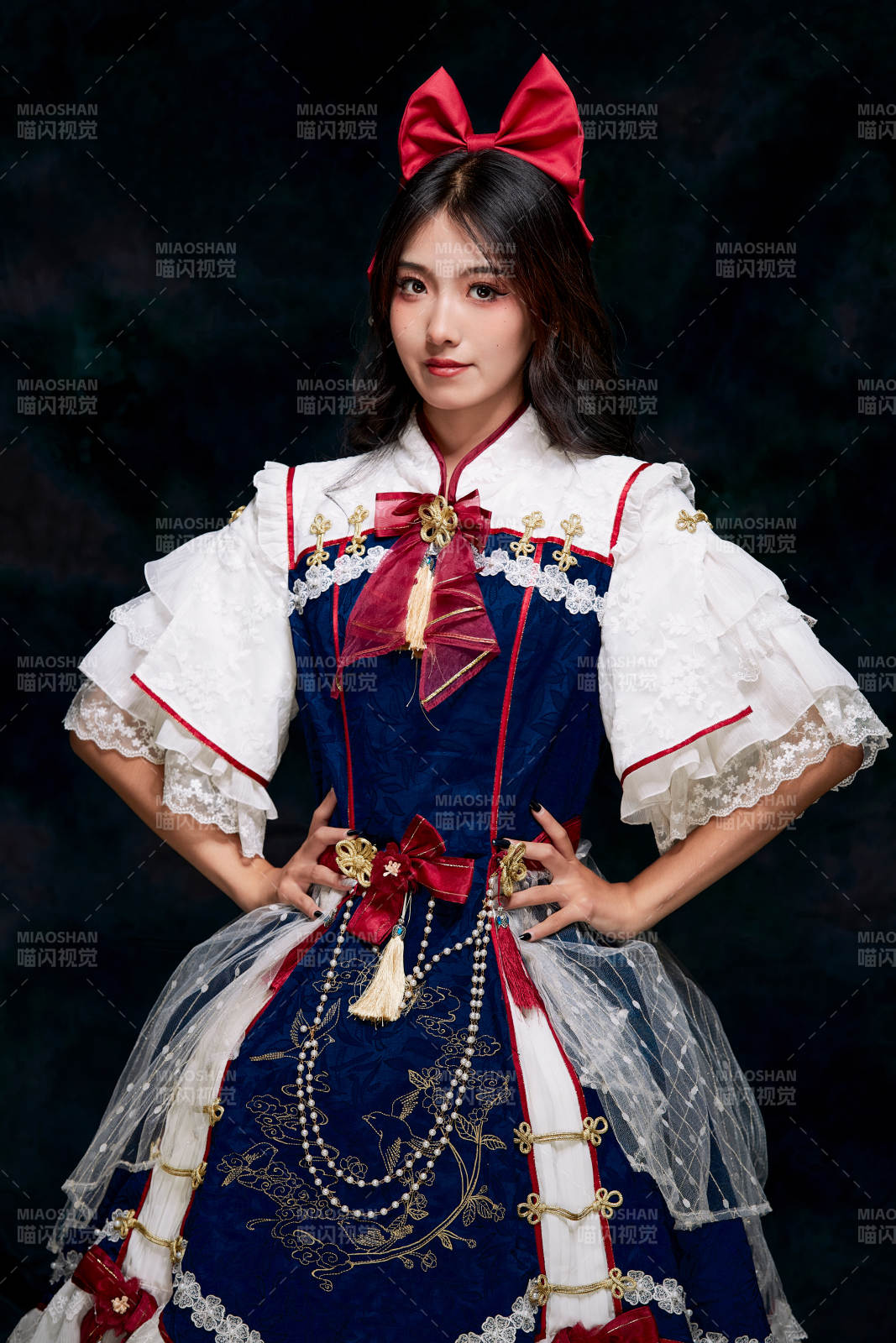 影棚内角色扮演白雪公主的少女洛丽塔图片