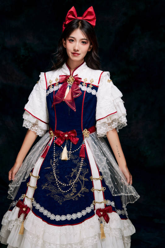 影棚内角色扮演白雪公主的少女洛丽塔图片