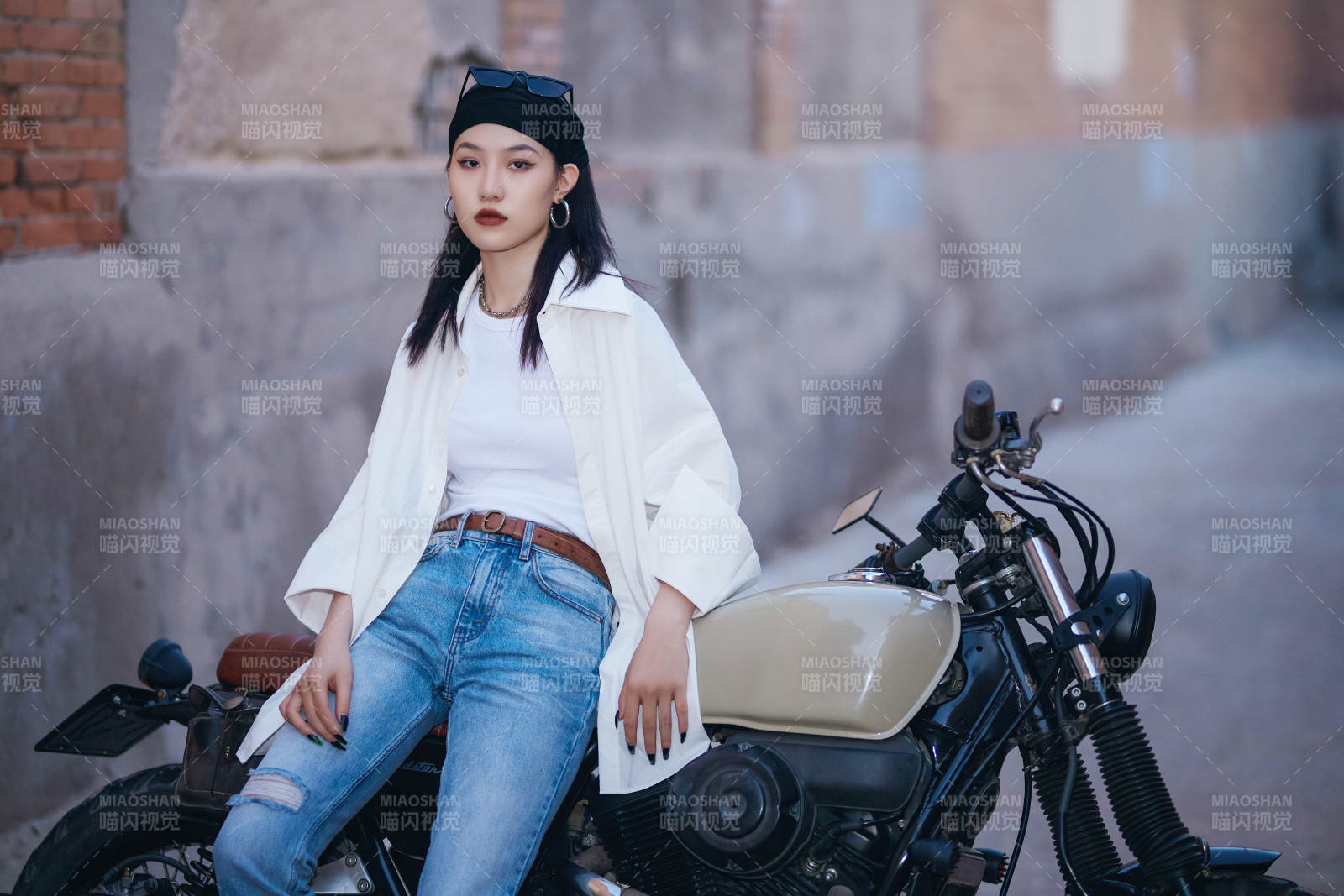 骑在复古摩托车上的时尚亚洲少女图片