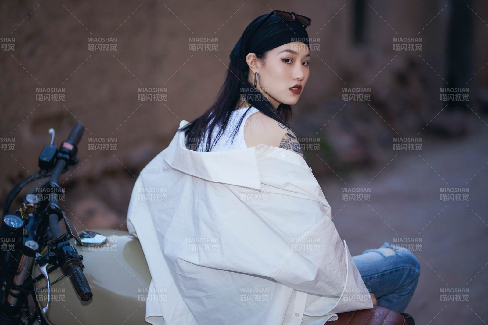 骑在复古摩托车上的时尚亚洲少女图片