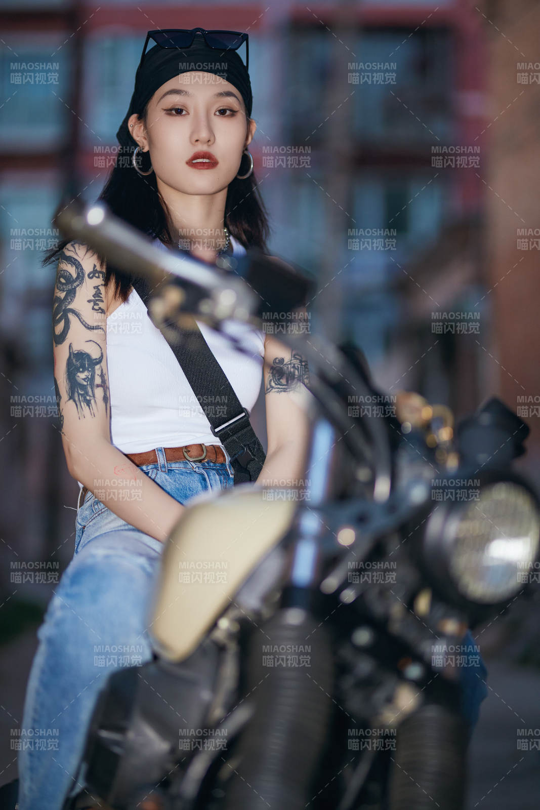 骑在复古摩托车上的时尚亚洲少女图片