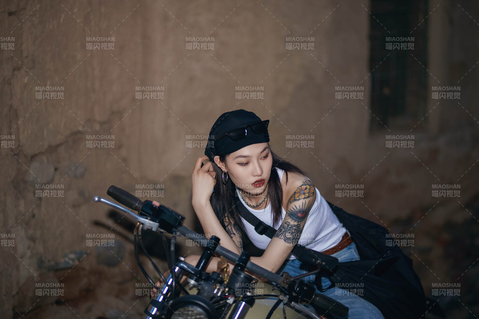 骑在复古摩托车上的时尚亚洲少女图片