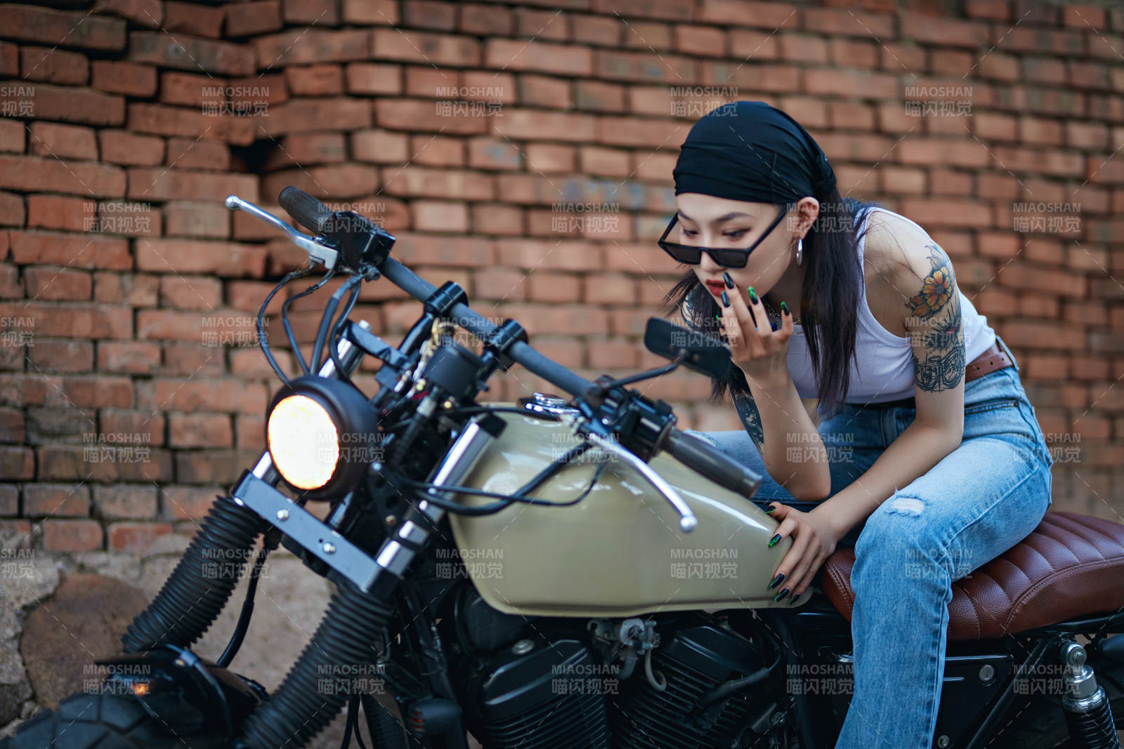 骑在复古摩托车上的时尚亚洲少女图片