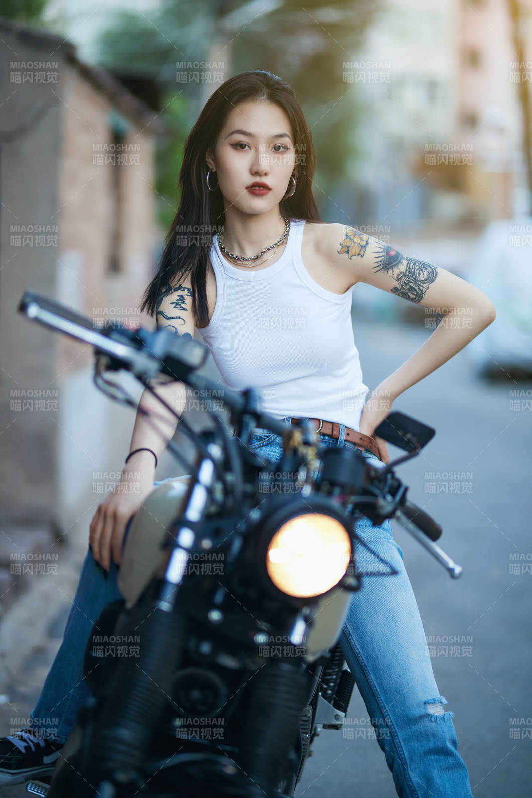 骑在复古摩托车上的时尚亚洲少女图片