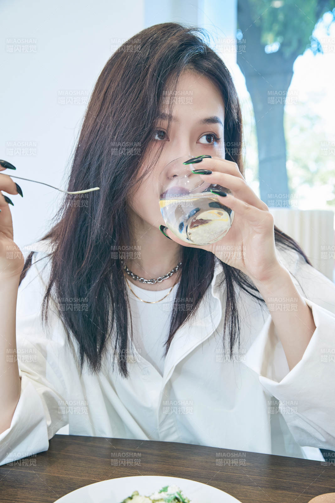 在烘焙店吃蛋糕喝饮料的可爱亚洲少女图片