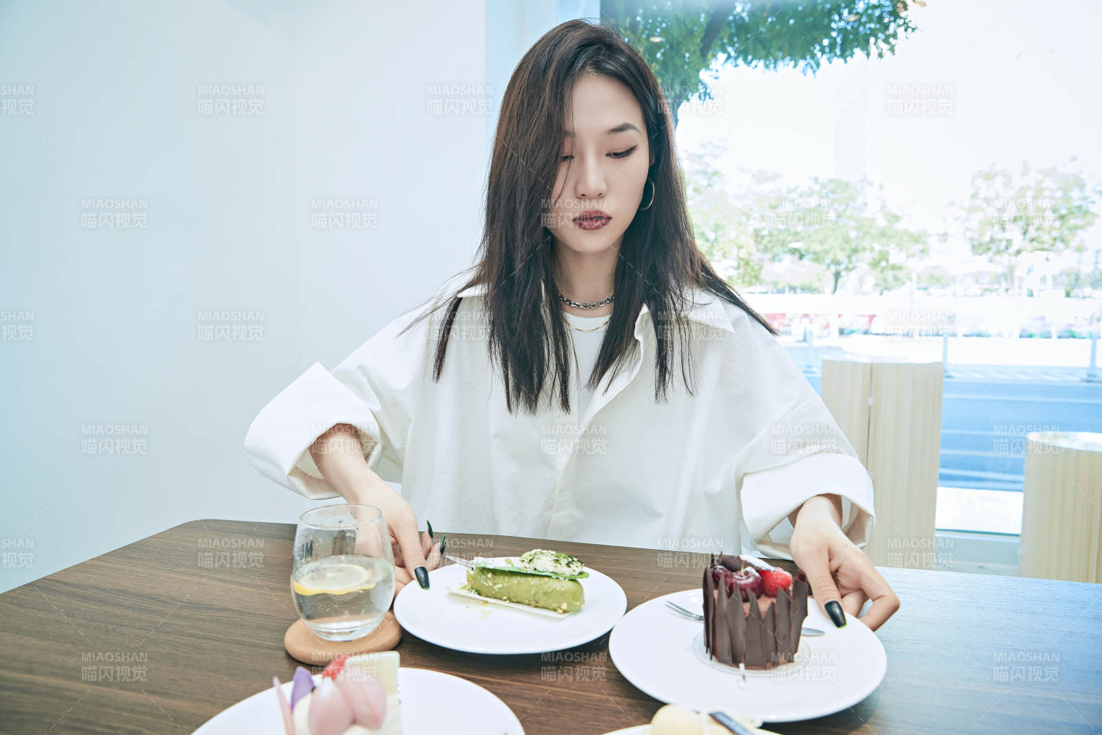 在烘焙店吃蛋糕喝饮料的可爱亚洲少女图片