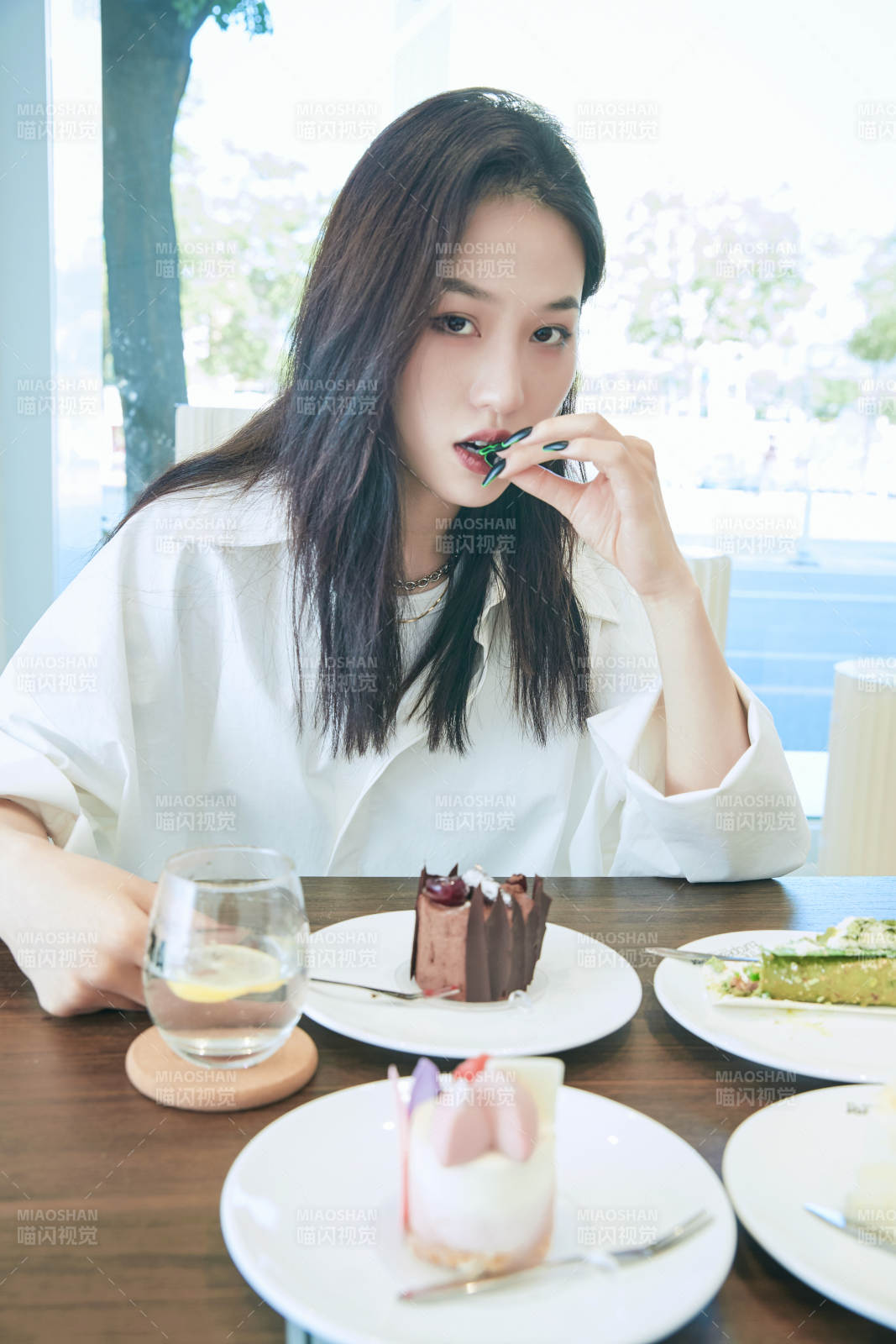 在烘焙店吃蛋糕喝饮料的可爱亚洲少女图片