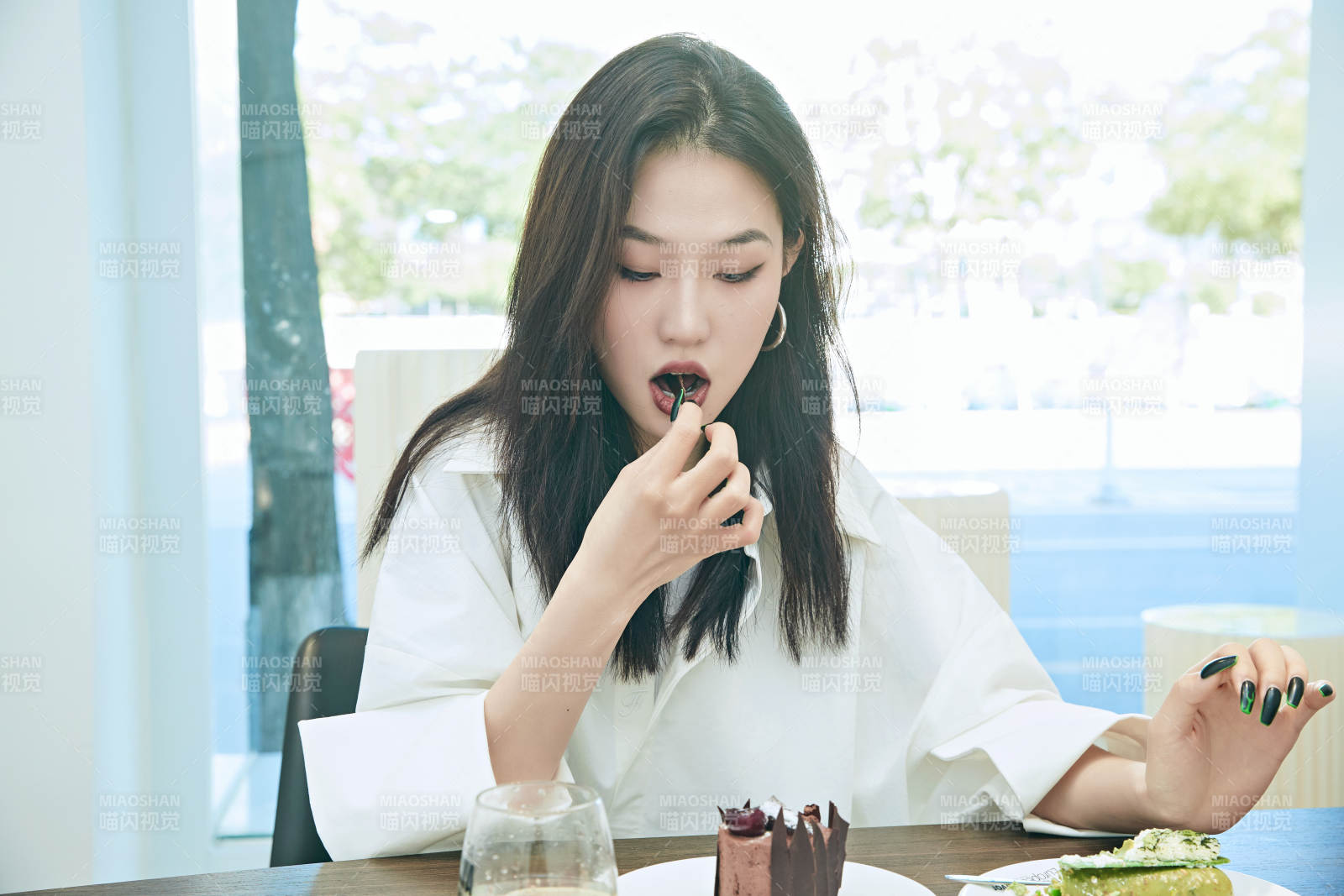 在烘焙店吃蛋糕喝饮料的可爱亚洲少女图片