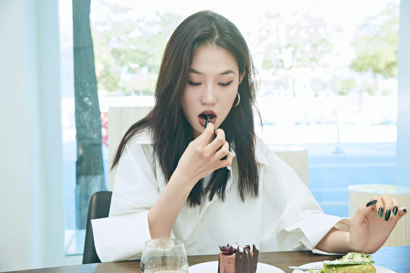 在烘焙店吃蛋糕喝饮料的可爱亚洲少女图片