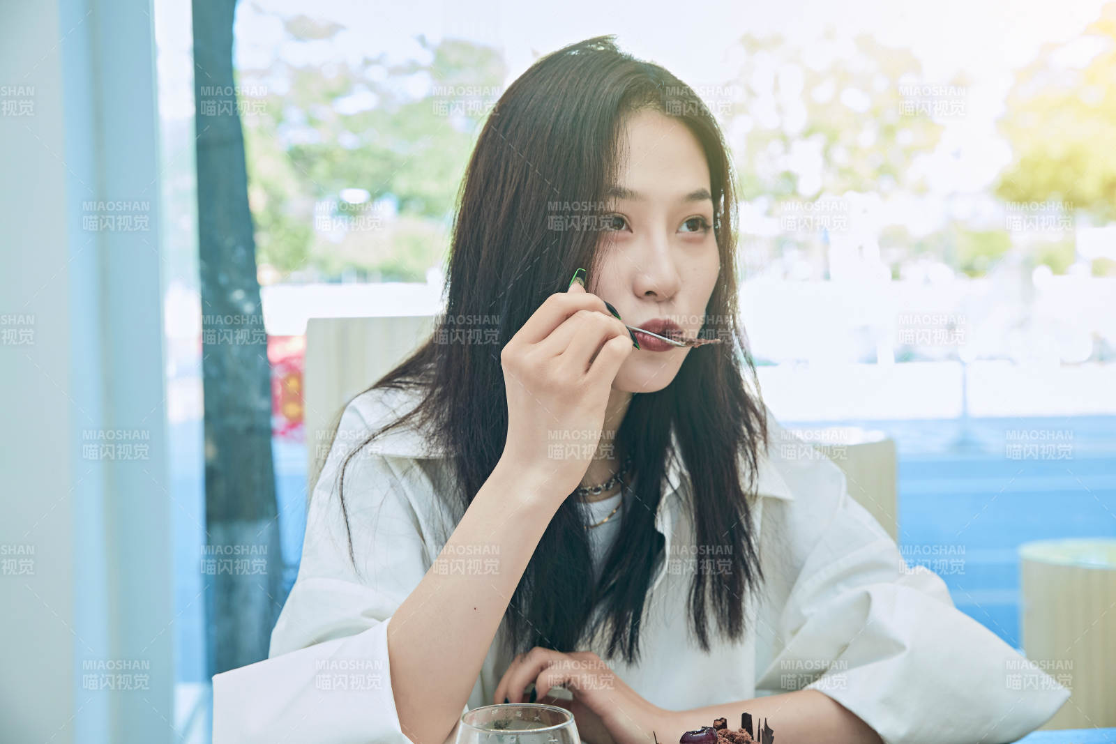 在烘焙店吃蛋糕喝饮料的可爱亚洲少女图片