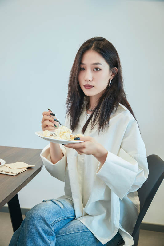 在烘焙店吃蛋糕喝饮料的可爱亚洲少女图片