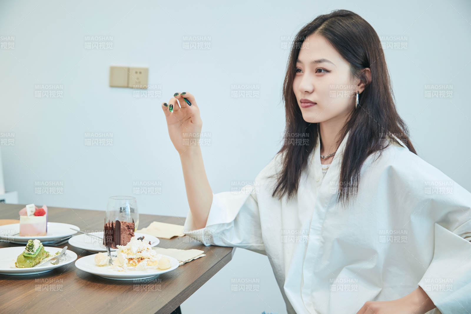 在烘焙店吃蛋糕喝饮料的可爱亚洲少女图片