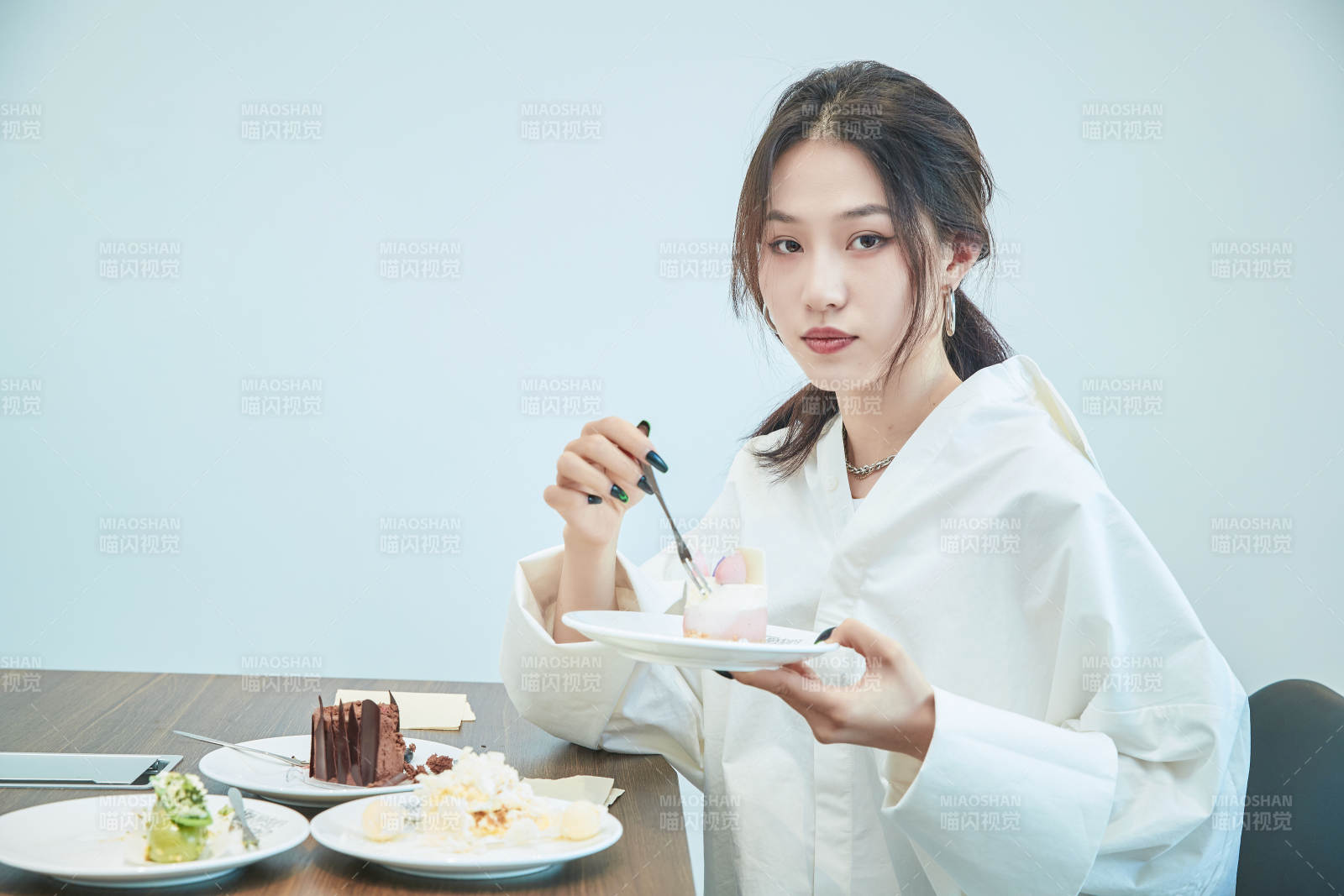 在烘焙店吃蛋糕喝饮料的可爱亚洲少女图片