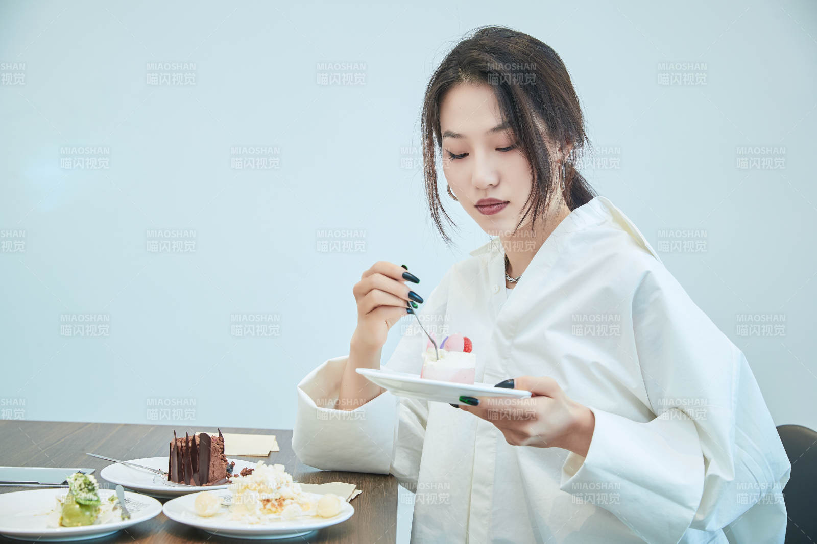 在烘焙店吃蛋糕喝饮料的可爱亚洲少女图片