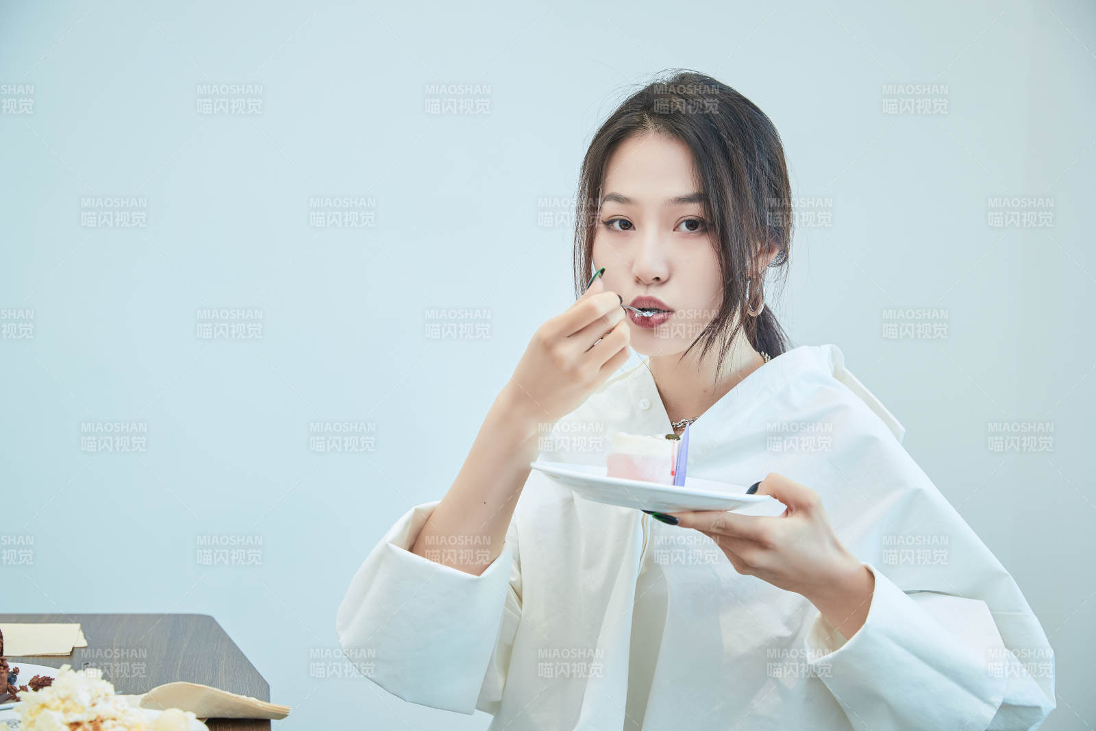 在烘焙店吃蛋糕喝饮料的可爱亚洲少女图片