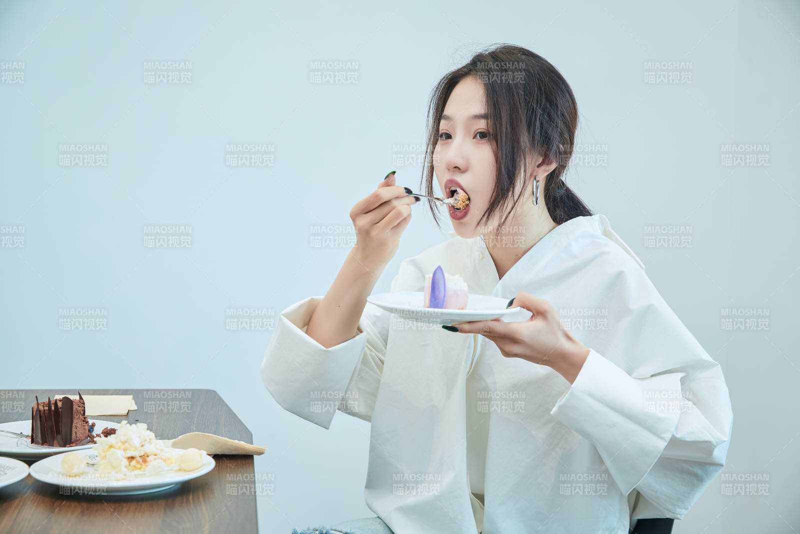 在烘焙店吃蛋糕喝饮料的可爱亚洲少女图片