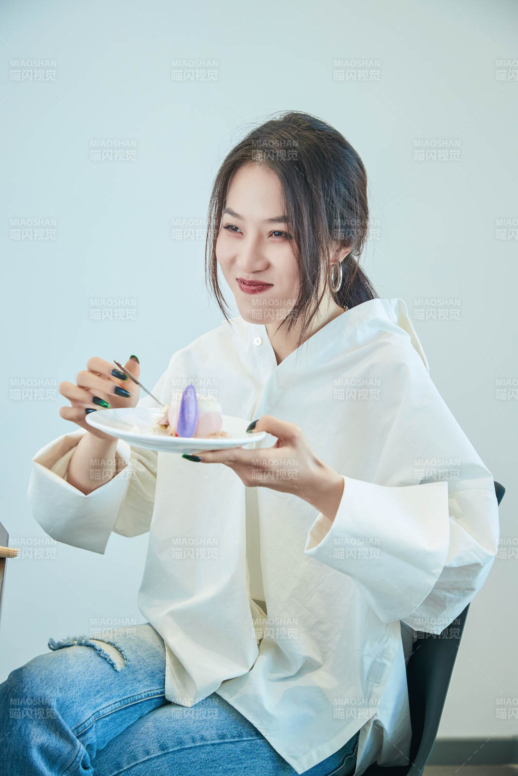 在烘焙店吃蛋糕喝饮料的可爱亚洲少女图片