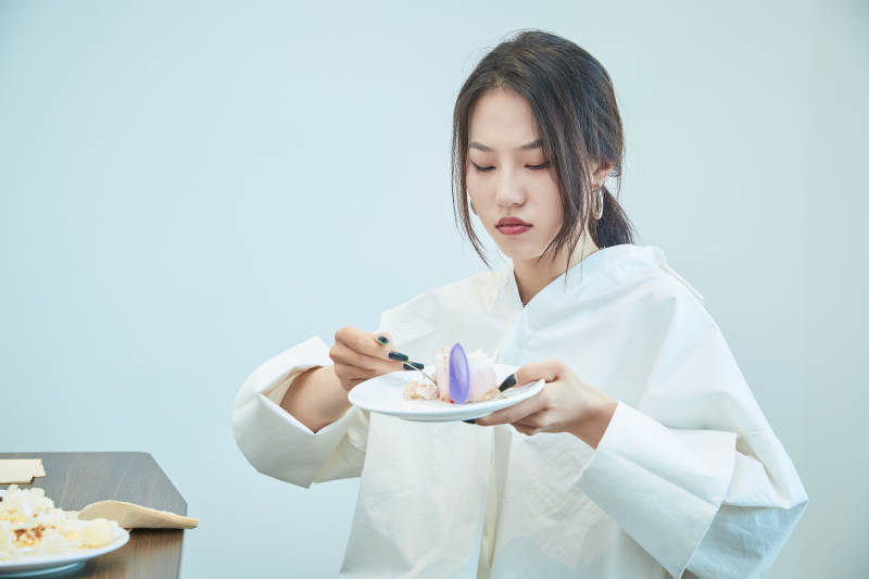 在烘焙店吃蛋糕喝饮料的可爱亚洲少女图片