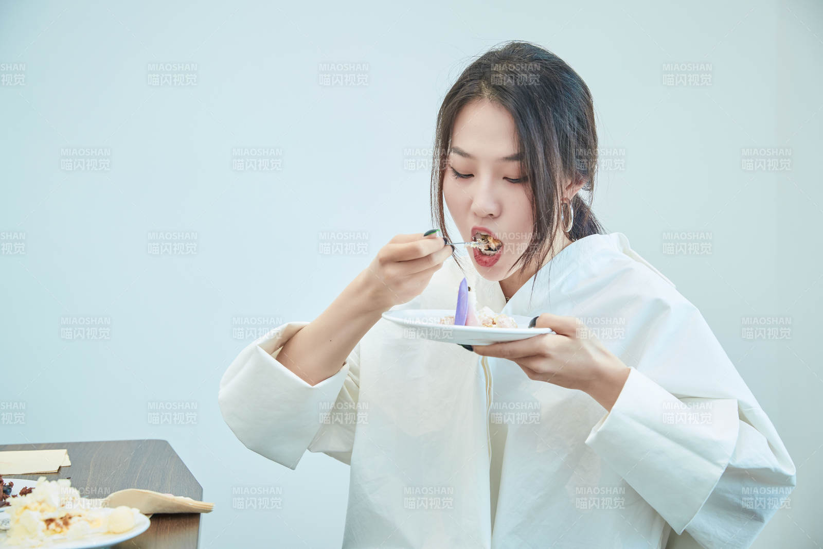 在烘焙店吃蛋糕喝饮料的可爱亚洲少女图片