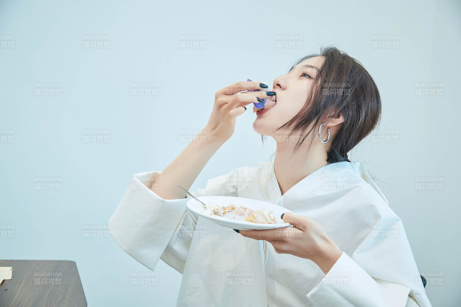 在烘焙店吃蛋糕喝饮料的可爱亚洲少女图片