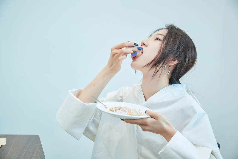 在烘焙店吃蛋糕喝饮料的可爱亚洲少女图片