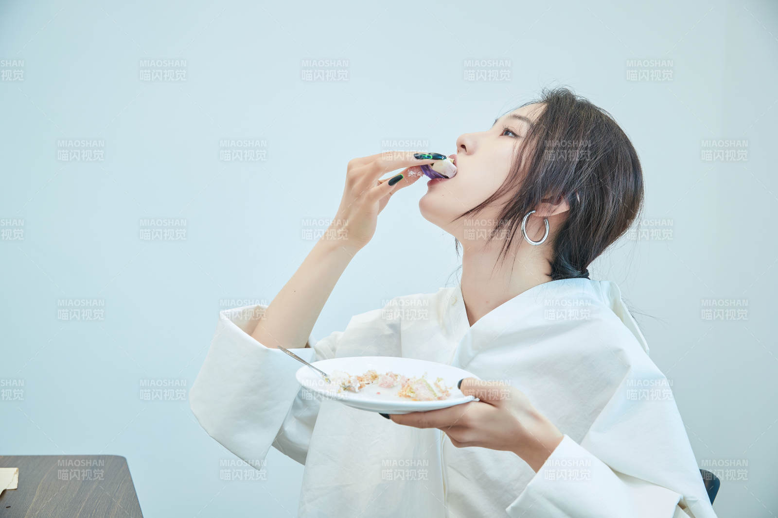 在烘焙店吃蛋糕喝饮料的可爱亚洲少女图片