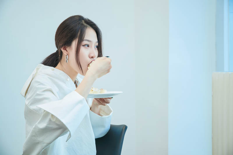 在烘焙店吃蛋糕喝饮料的可爱亚洲少女图片