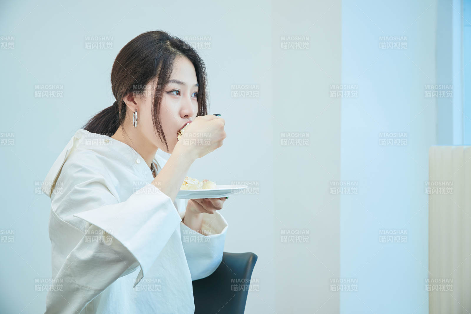 在烘焙店吃蛋糕喝饮料的可爱亚洲少女图片