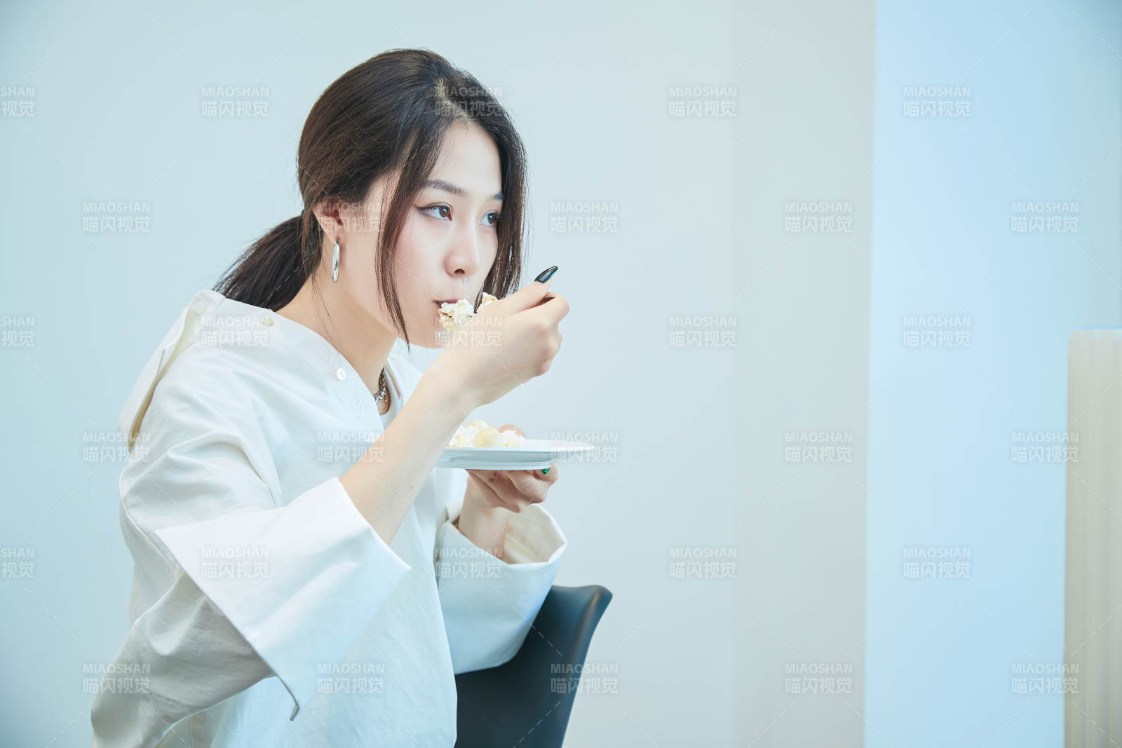 在烘焙店吃蛋糕喝饮料的可爱亚洲少女图片