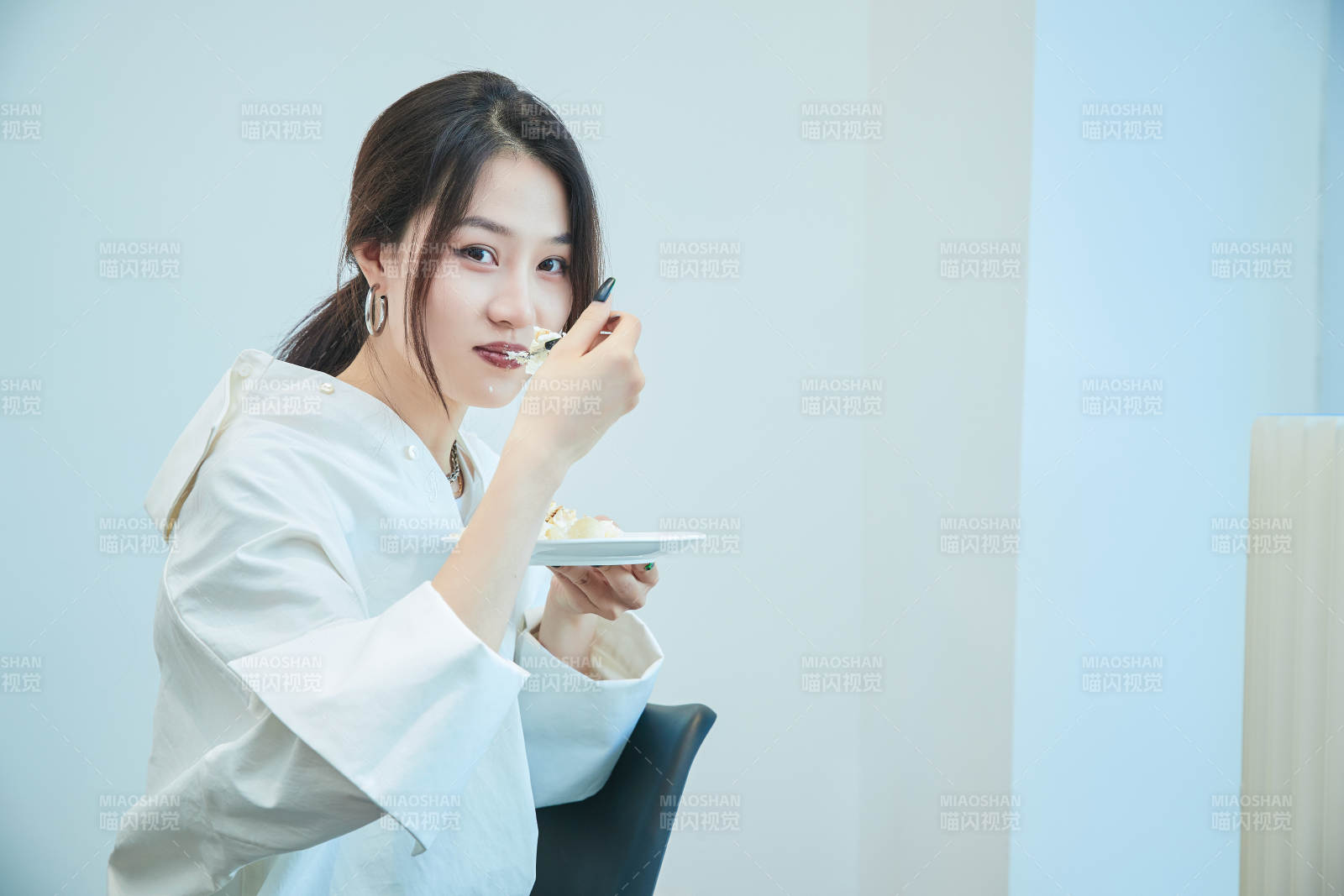 在烘焙店吃蛋糕喝饮料的可爱亚洲少女图片