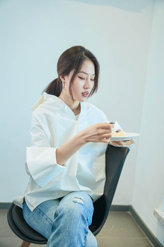 在烘焙店吃蛋糕喝饮料的可爱亚洲少女图片