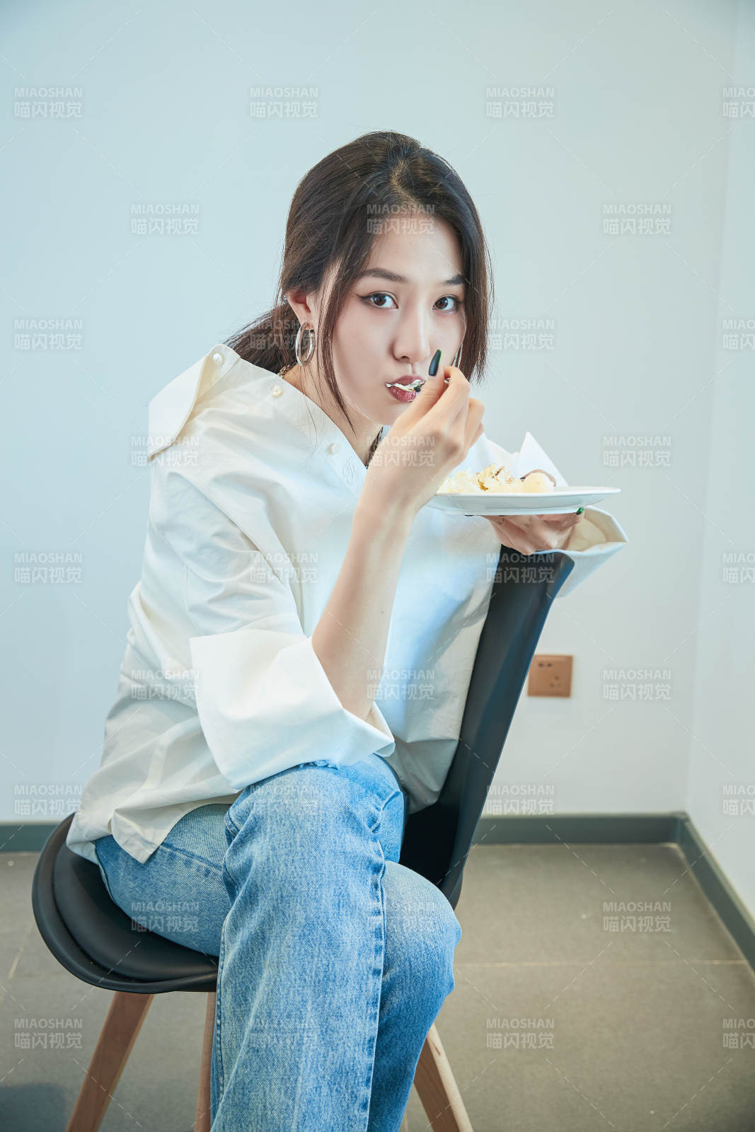 在烘焙店吃蛋糕喝饮料的可爱亚洲少女图片