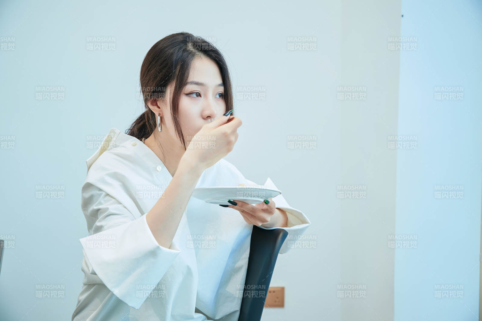 在烘焙店吃蛋糕喝饮料的可爱亚洲少女图片