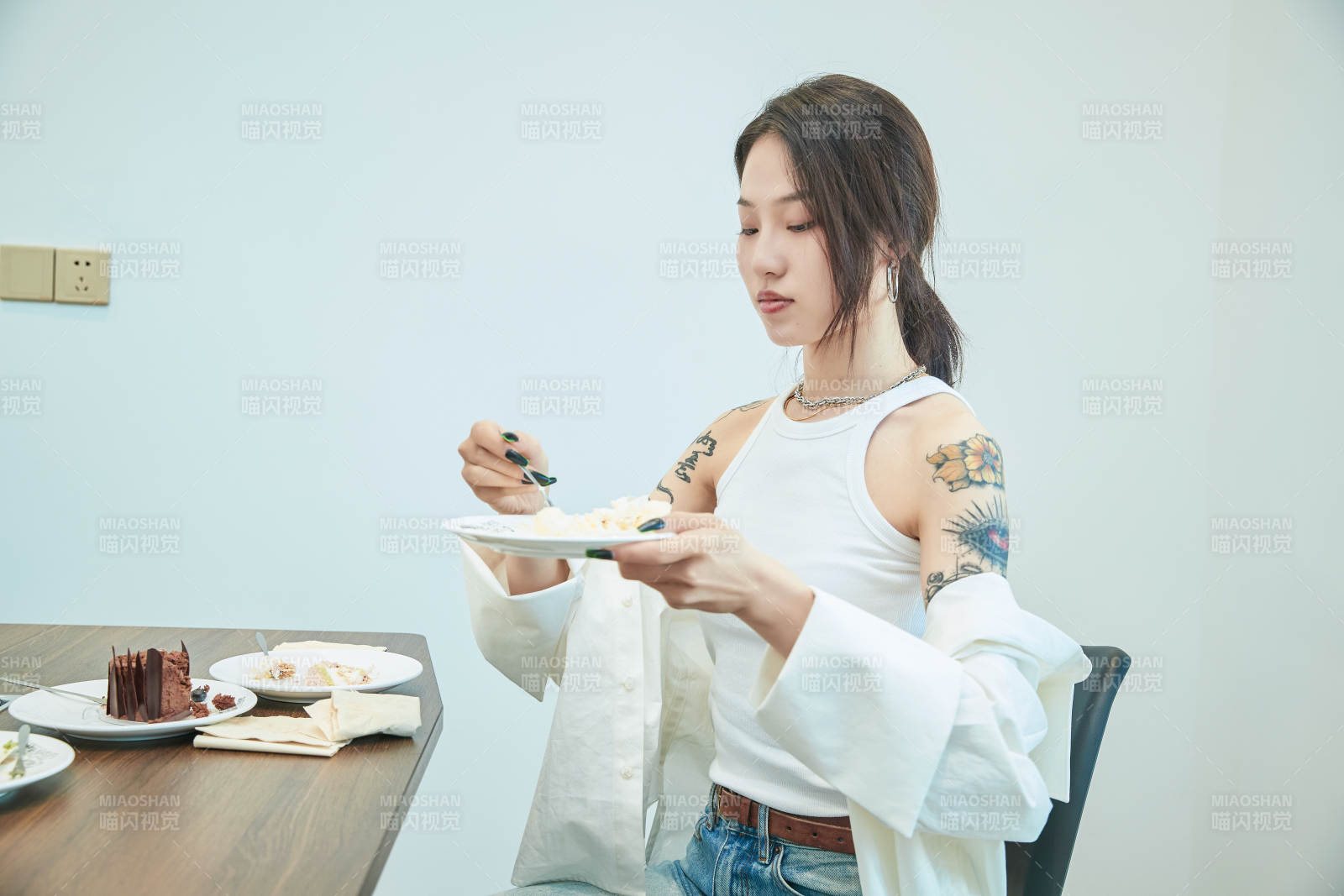 在烘焙店吃蛋糕喝饮料的可爱亚洲少女图片