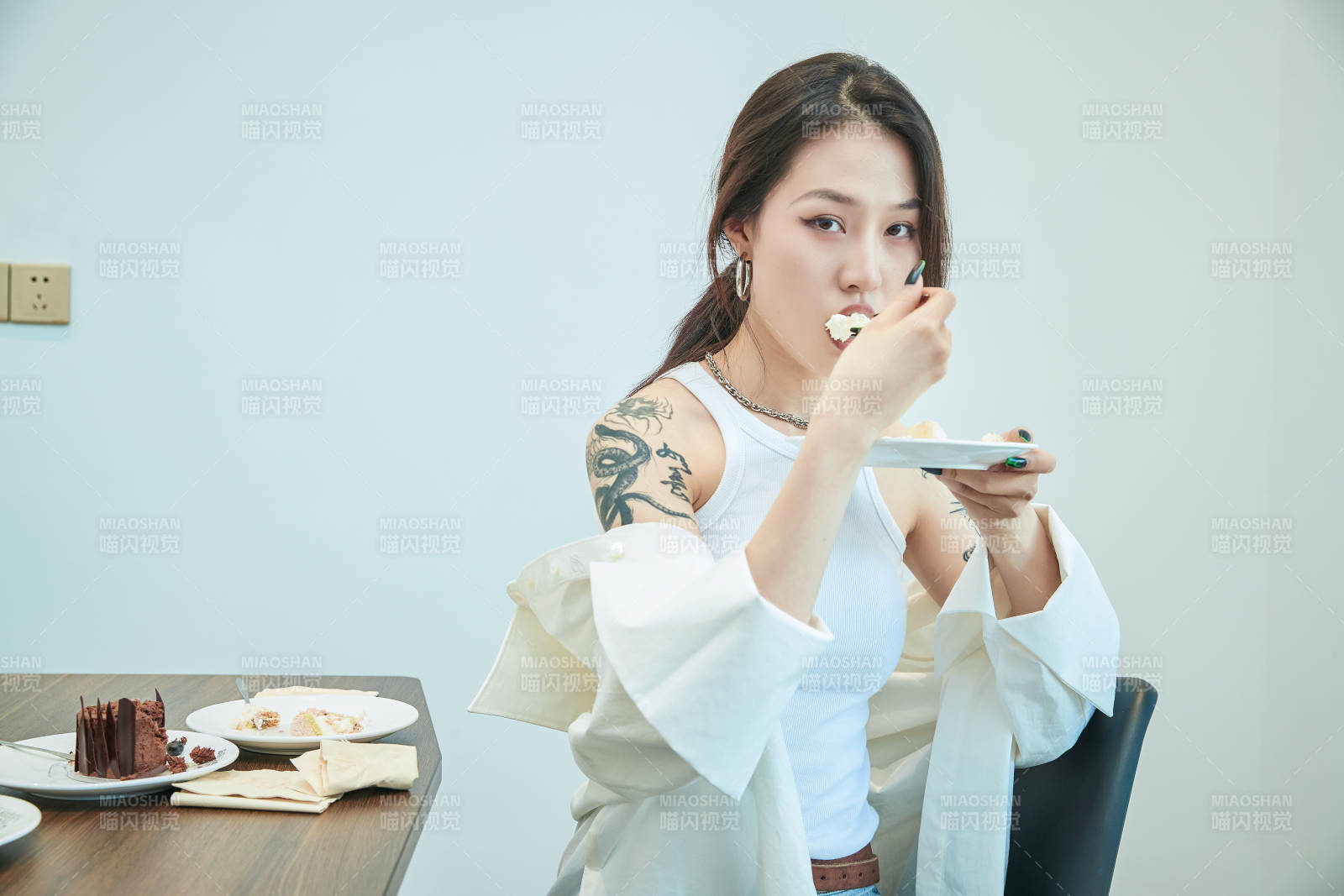 在烘焙店吃蛋糕喝饮料的可爱亚洲少女图片