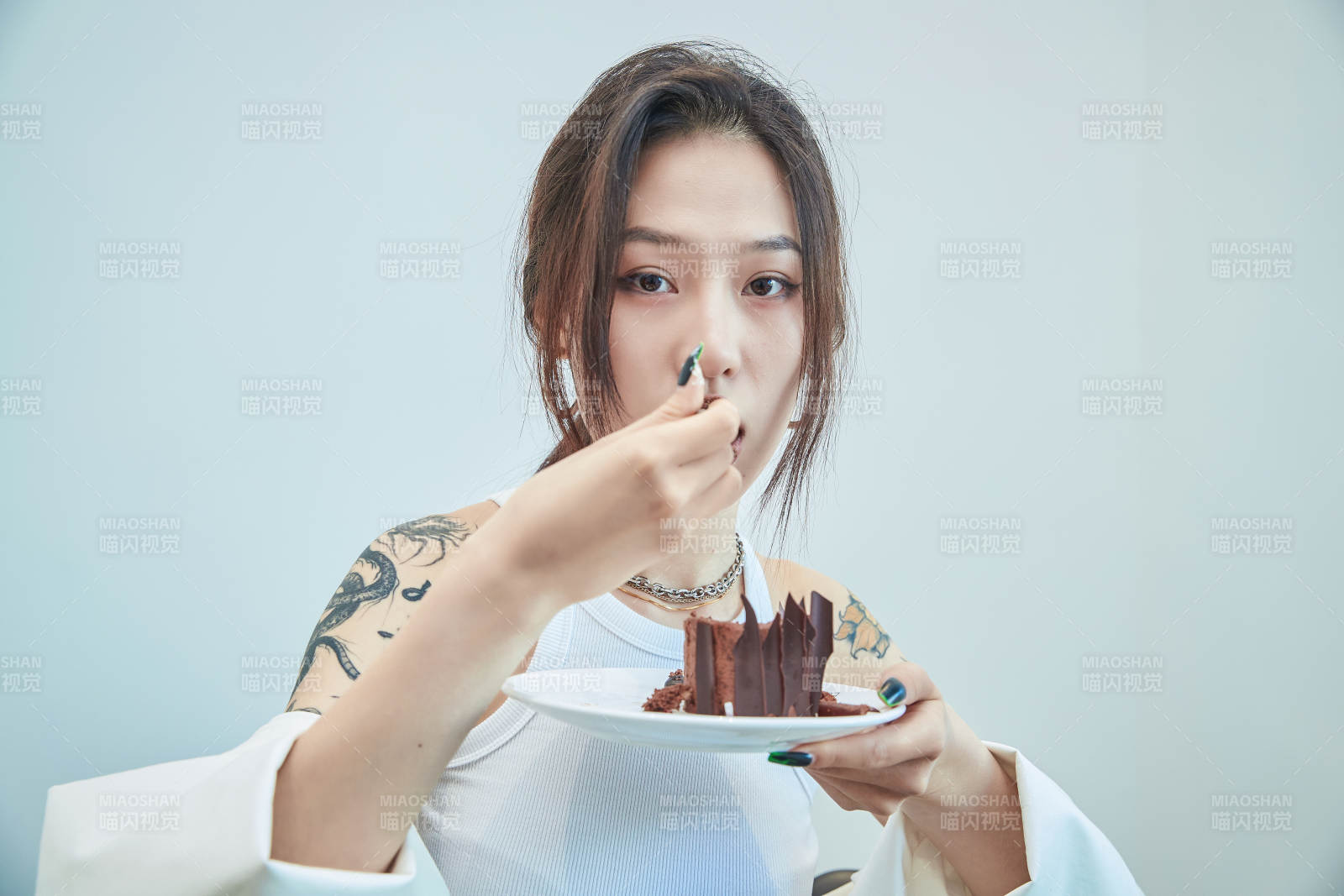 在烘焙店吃蛋糕喝饮料的可爱亚洲少女图片