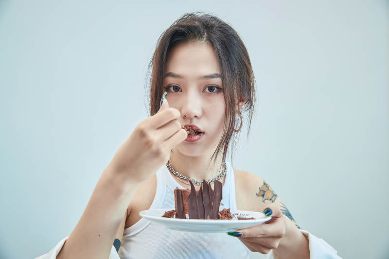 在烘焙店吃蛋糕喝饮料的可爱亚洲少女图片