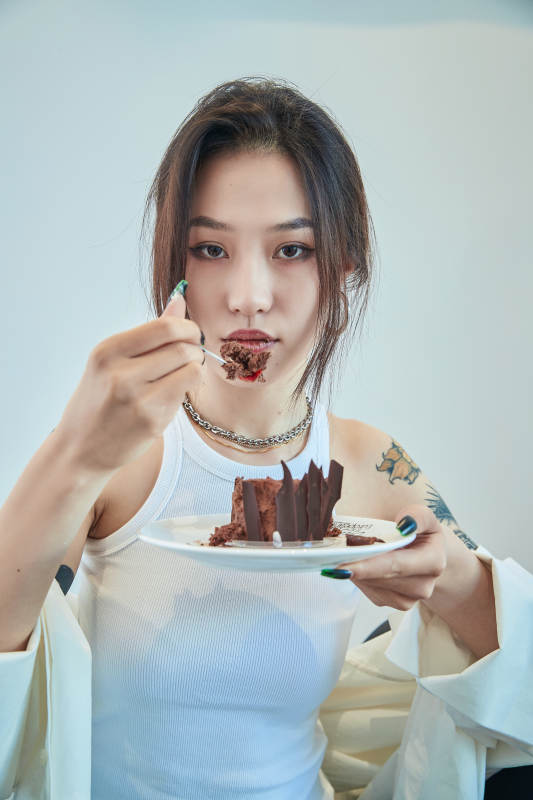 在烘焙店吃蛋糕喝饮料的可爱亚洲少女图片