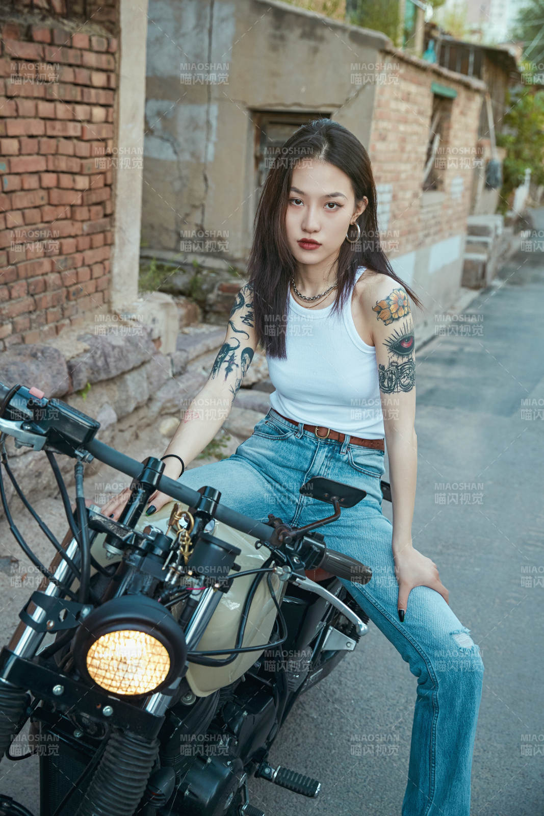 骑在复古摩托车上的时尚亚洲少女图片