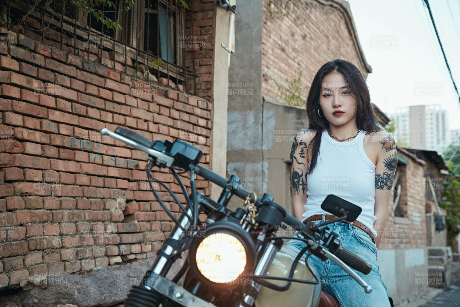 骑在复古摩托车上的时尚亚洲少女图片