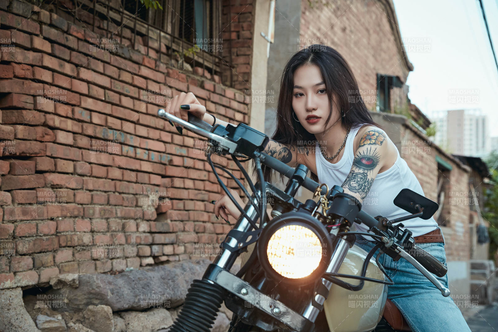 骑在复古摩托车上的时尚亚洲少女图片