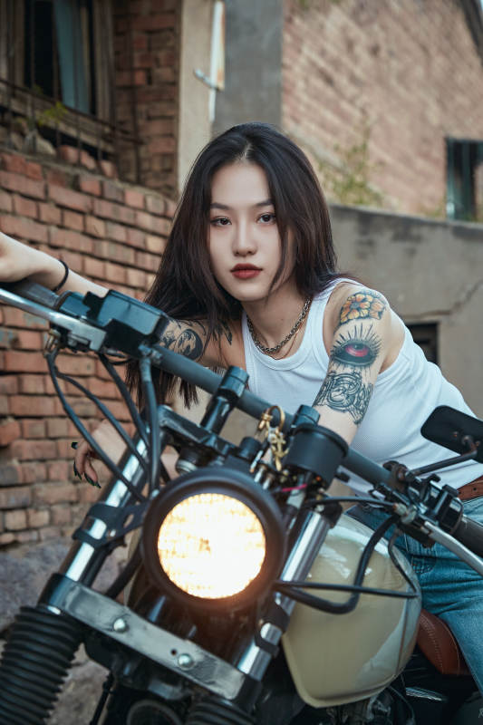 骑在复古摩托车上的时尚亚洲少女图片