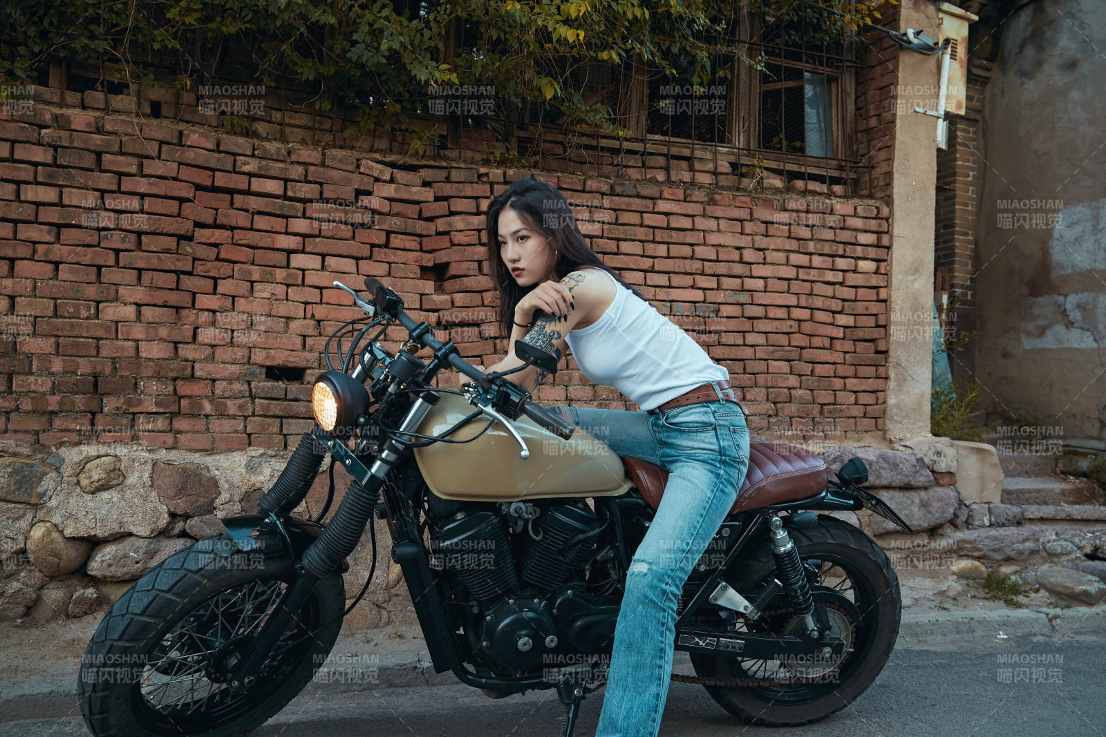 骑在复古摩托车上的时尚亚洲少女图片